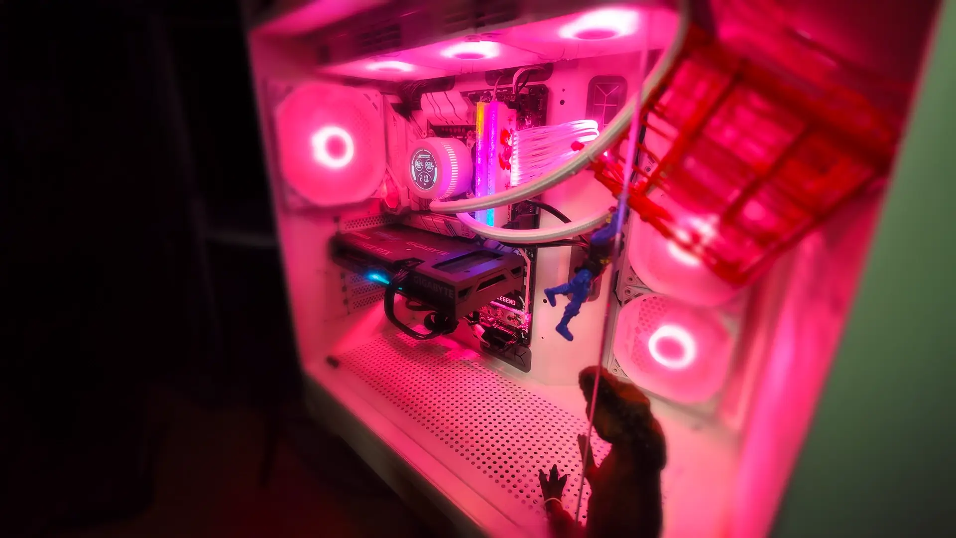 Computador gamer montado com water cooler, placa de vídeo dedicada e iluminação RGB, focado em alto desempenho