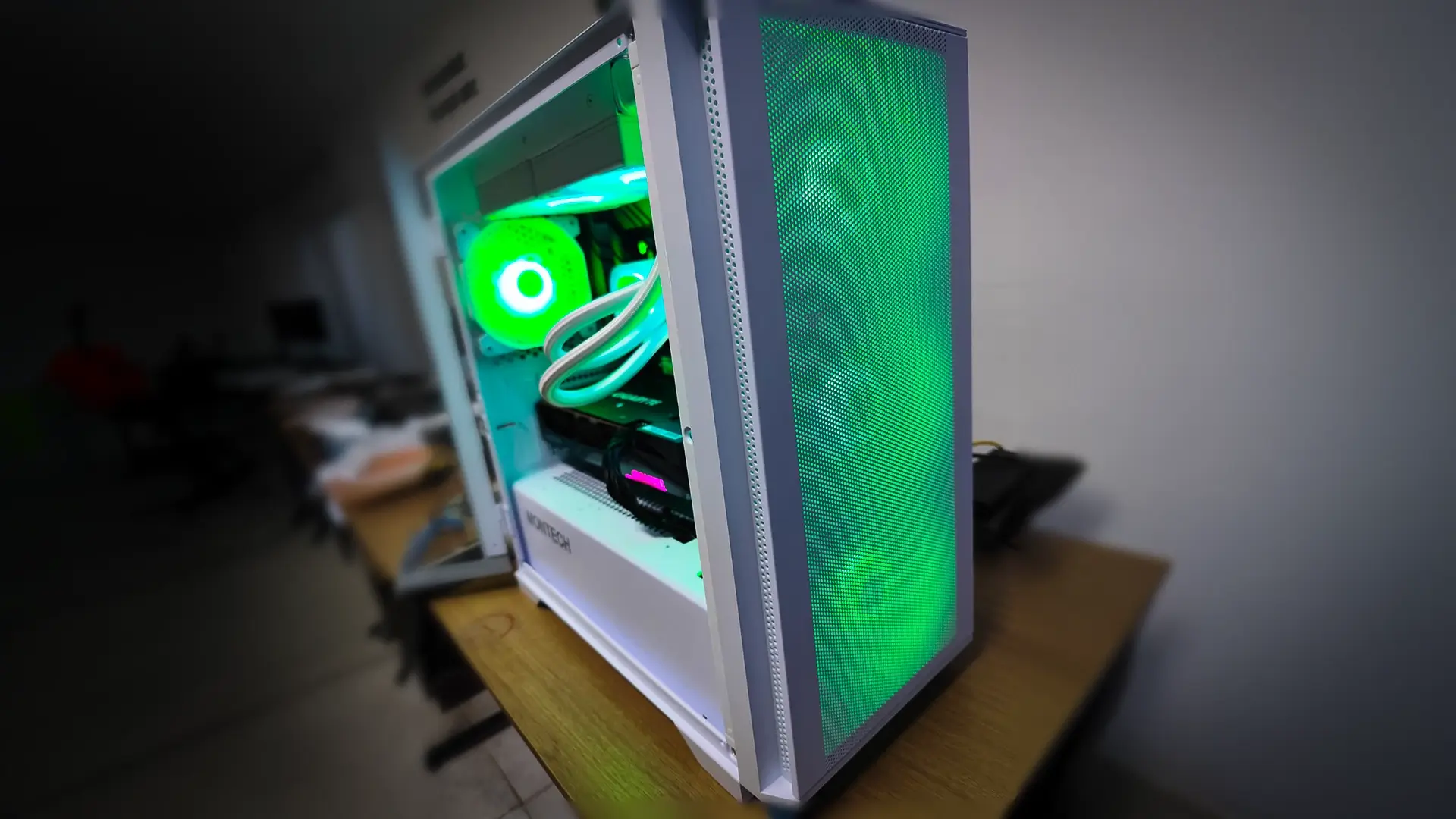 Computador gamer com gabinete branco, iluminação RGB e montagem profissional, garantindo desempenho e refrigeração
