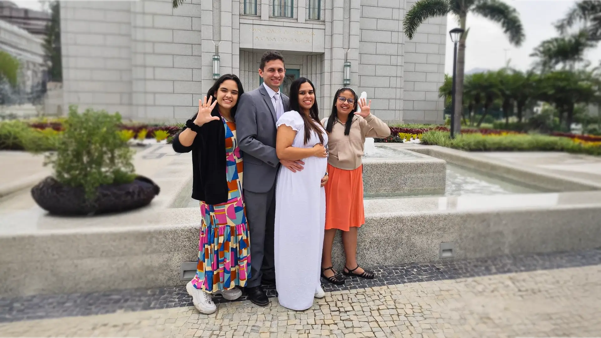 Proprietário da empresa de informática ao lado da família, representando confiança, proximidade e valores familiares