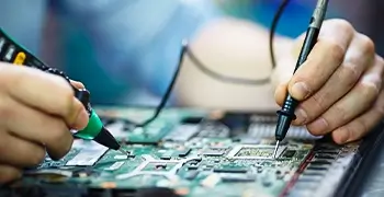 Manutenção de hardware em computador, com reparo técnico em placa-mãe e componentes eletrônicos.