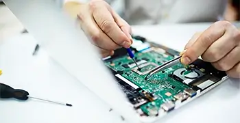 Manutenção de notebook com troca de componentes, upgrades de memória, armazenamento e reparo técnico.