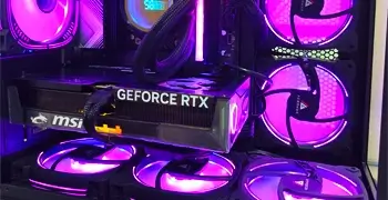 Montagem de computador gamer high end com placa de vídeo RTX e refrigeração de alto desempenho.