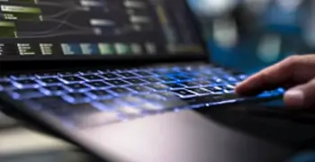 Instalação e configuração de sistemas operacionais, softwares e programas em computador e notebook.