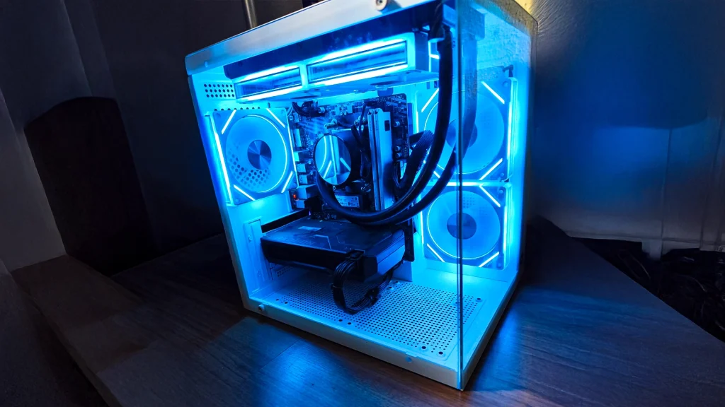 Computador personalizado montado com alto padrão de acabamento, refrigeração eficiente e organização interna profissional.
